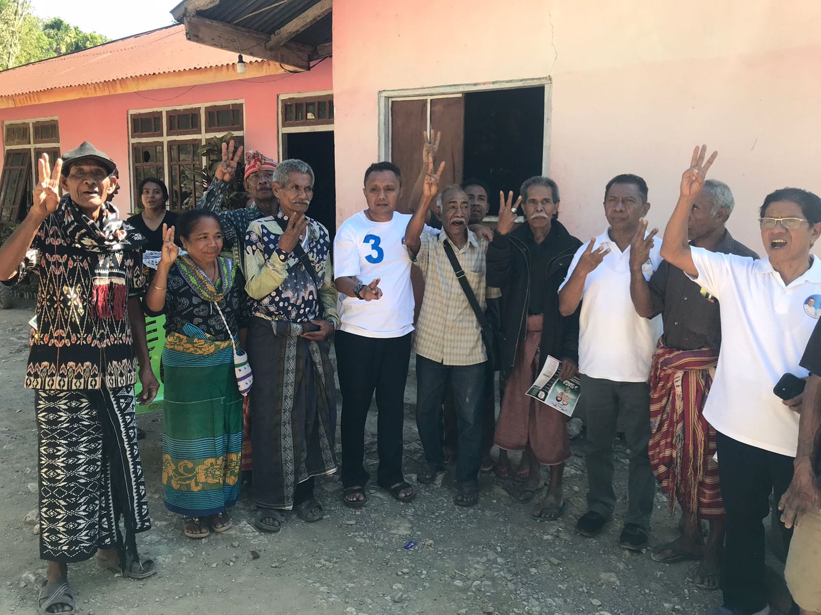 rote soe Warga asal kabupaten Rote Ndao di Desa Tunua, Kecamatan Mollo Utara, Kabupaten Timor Tengah Selatan (TTS), bersepakat untuk memberikan dukungan penuh kepada calon Gubernur dan wakil Gubernur NTT nomor urut 3 Simon Petrus Kamlasi dan Andrianus Garu dalam pilkada 27 November 2024.