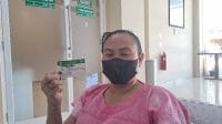 sepriani Sepriani (47) sedang menunggu antrean untuk kontrol rawat jalan di RSUD SK Lerik, Kota Kupang.