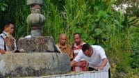 siara 1 Calon Gubernur Nusa Tenggara Timur Simon Petrus Kamlasi (NTT) berziarah ke makam Raja Amantun Selatan, Abraham Zakarias Kolo Banunaek, di Desa Nunkolo, Kecamatan Nunkolo, Kabupaten Timor Tengah Selatan, Minggu, 20 Oktober 2024.