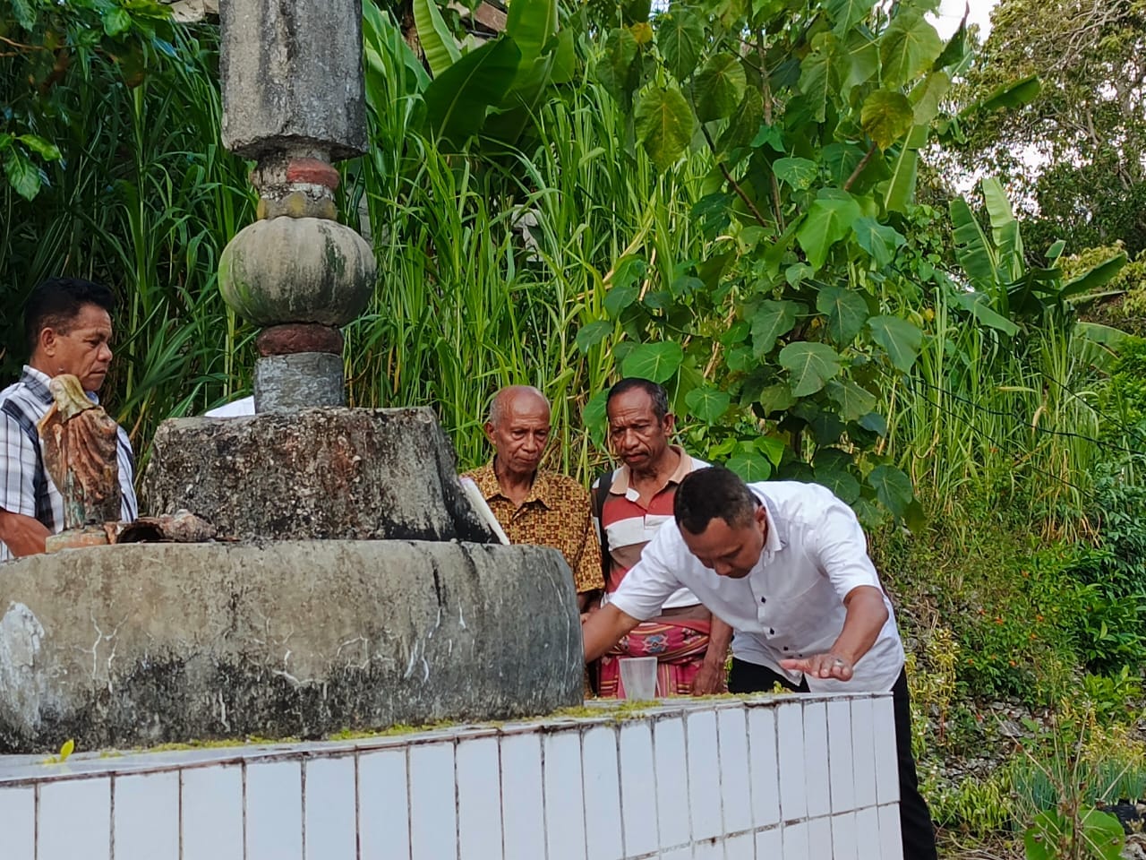 siara 1 Calon Gubernur Nusa Tenggara Timur Simon Petrus Kamlasi (NTT) berziarah ke makam Raja Amantun Selatan, Abraham Zakarias Kolo Banunaek, di Desa Nunkolo, Kecamatan Nunkolo, Kabupaten Timor Tengah Selatan, Minggu, 20 Oktober 2024.