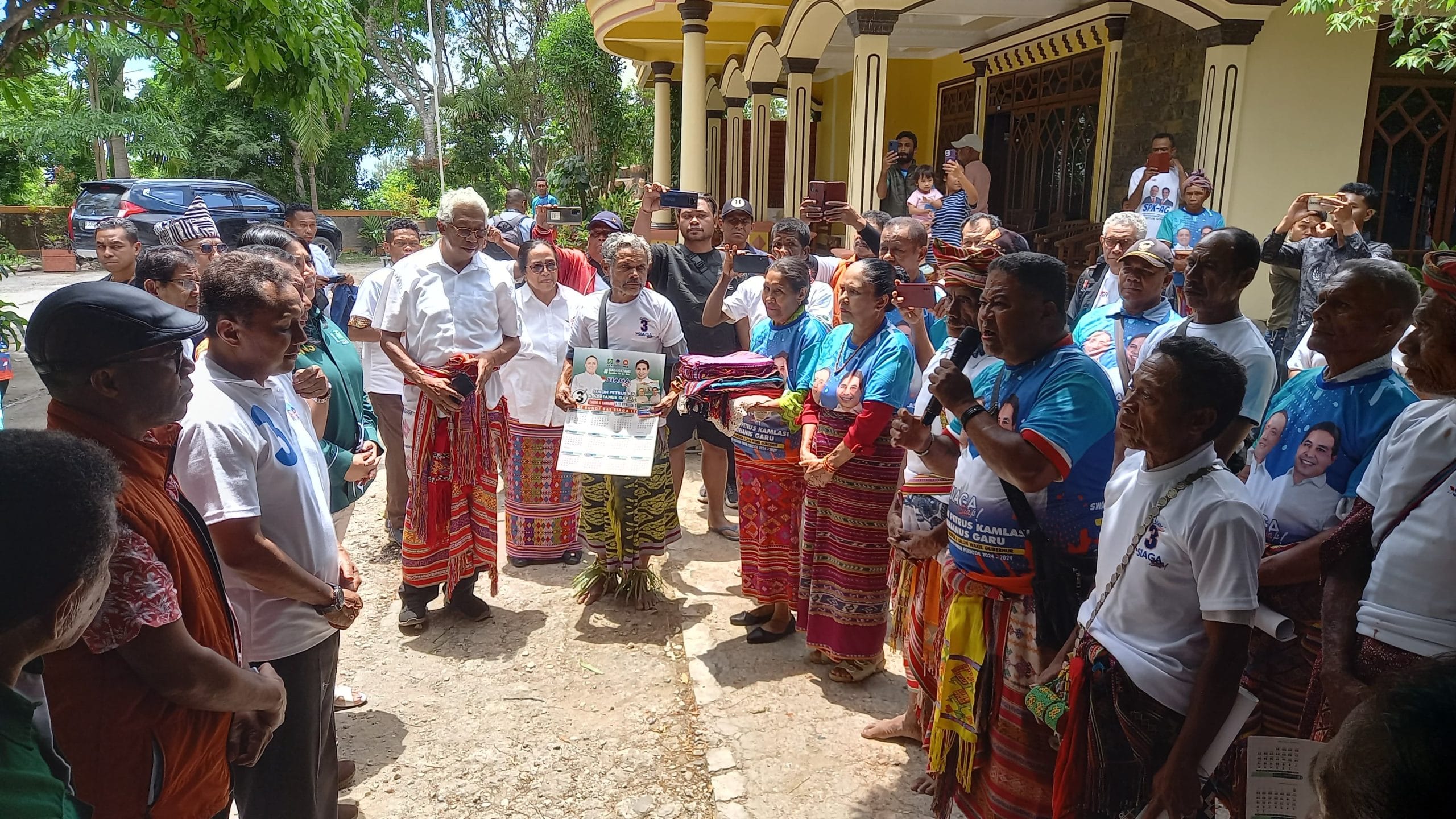 soe siaga Masyarakat menyambut calon Gubernur Nusa Tenggara Timur Simon Petrus Kamlasi melakiukan kegiatan kampanye di Kesetnana, Kabupaten TTS, Jumat 18 Oktober 2024
