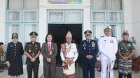 sumpa 1 Pj Bupati Kupang, Provinsi Nusa Tenggara Timur Alexon Lumba saat Upacara Pengibaran Bendera dalam rangka memperingati HUT Sumpah Pemuda ke - 96, berlangsung di Lapangan Upacara Kantor Bupati di Oelamasi, Senin (28/10/2024).
