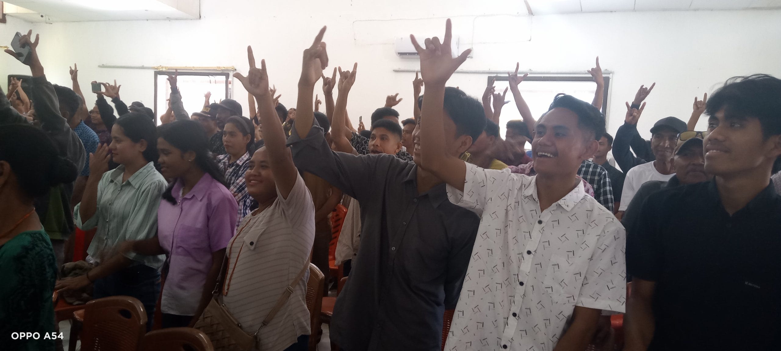 Warga Kabupaten Sumba Timur menyatakan dukungan terhadap Calon Gubernur dan Wakil Gubernur NTT nomor urut 3 Simon Petrus Kamlasi dan Adrianus Garu.