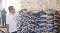 beras kab 2 Pj Bupati Kupang Alexon Lumba melakukan pematauan stok pangan pada gudang Bulog NTT sebagai upaya dalam menjaga stabilisasi harga untuk pengendalian inflasi, dan persiapan menyambut musim kemarau.