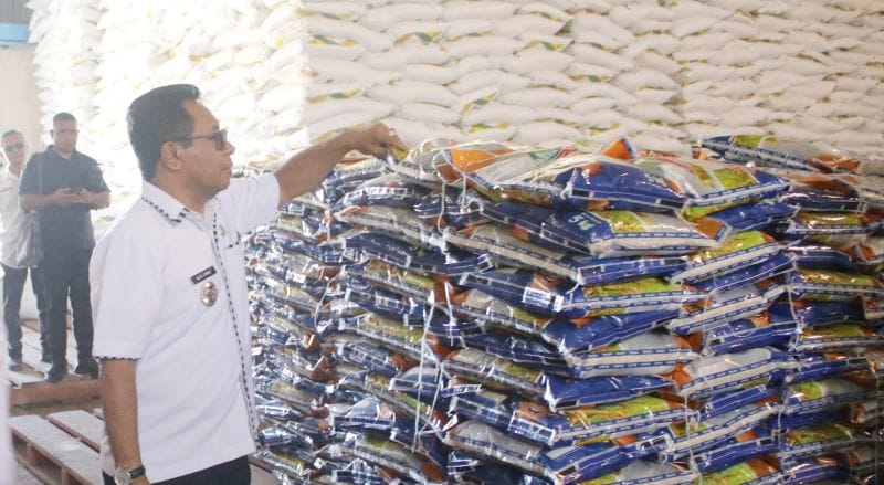 Pj Bupati Kupang Alexon Lumba melakukan pematauan stok pangan pada gudang Bulog NTT sebagai upaya dalam menjaga stabilisasi harga untuk pengendalian inflasi, dan persiapan menyambut musim kemarau.