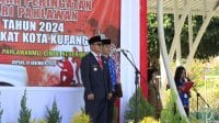 Penjabat Wali Kota Kupang, Linus Lusi bertindak sebagai Inspektur Upacara pada peringatan Hari Pahlawan 2024 pada, Minggu (10/11).