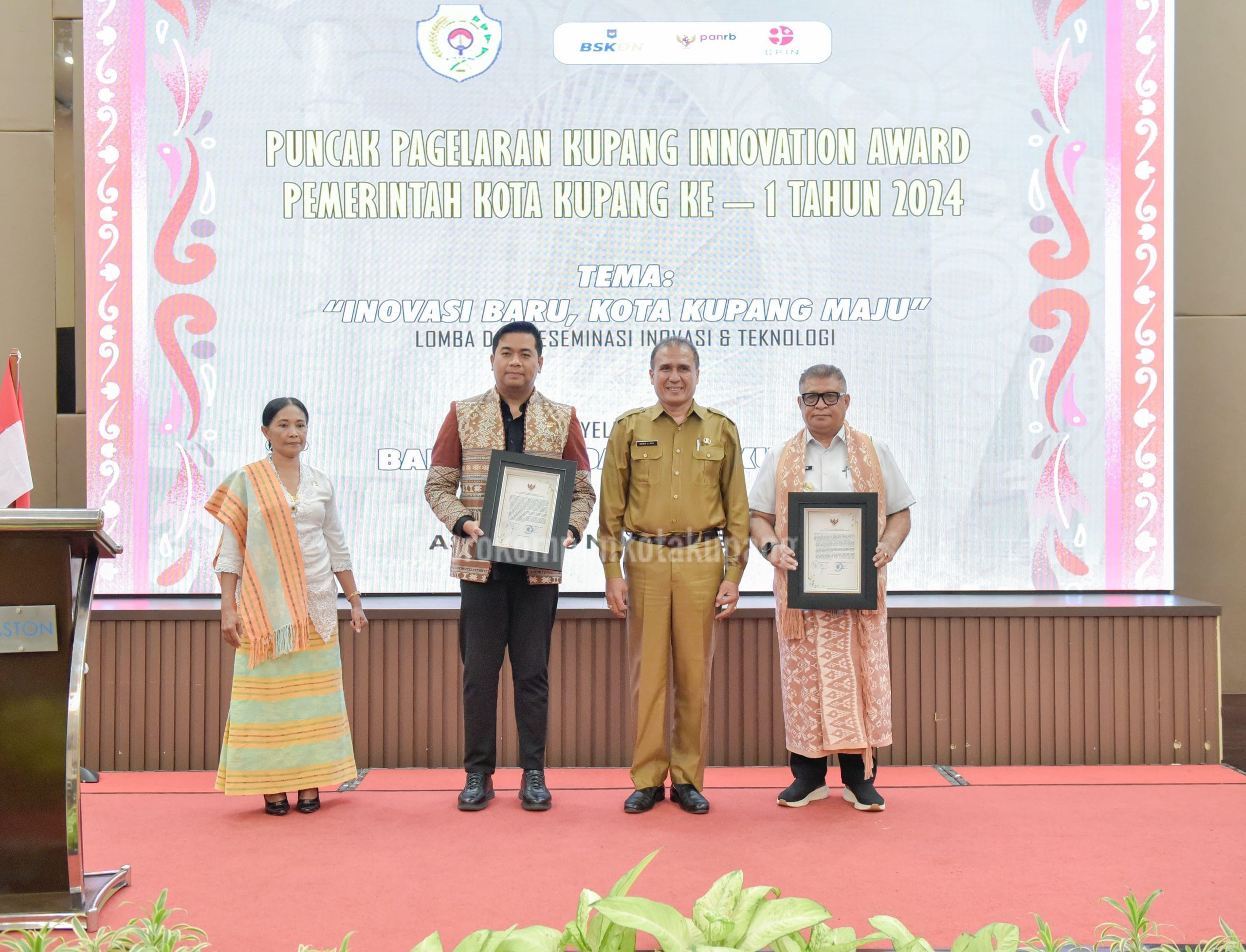 inovasi kota Sekretaris Daerah Kota Kupang, Fahrensy Priestly Funay (kanan) menghadiri acara perdana Kupang Innovation Award 2024 yang diselenggarakan oleh Pemerintah Kota Kupang melalui Badan Penelitian dan Pengembangan Daerah.