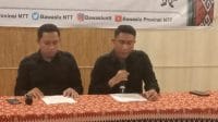 jp Ketua Bawaslu NTT Nonato Da Purificacao Sarmento (kanan) didampingi Anggota Divisi Pencegahan, Partisipasi Masyarakat dan Hubungan Masyarakat Amrunur Muh Darwan (kiri) saat memberikan keterangan pers di Kupang, Jumat. FOTO MEDIASI NTT.COM/BENY