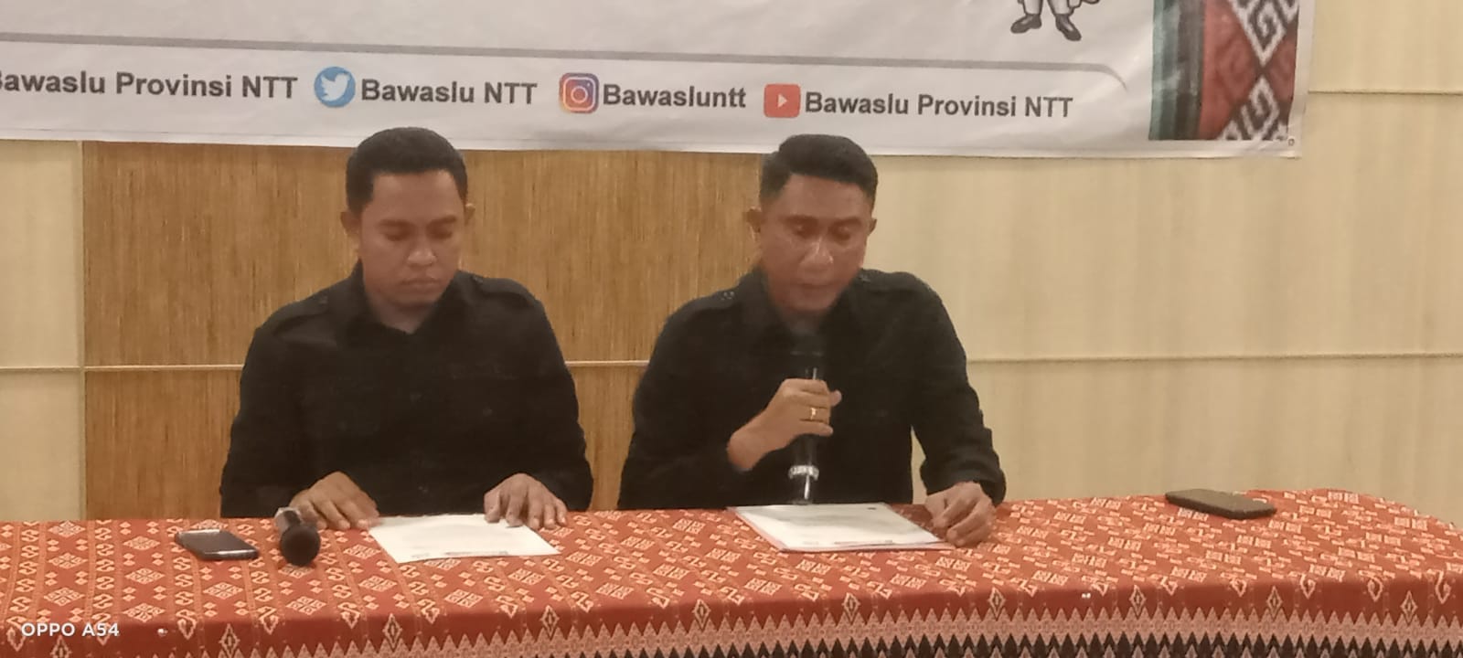 jp Ketua Bawaslu NTT Nonato Da Purificacao Sarmento (kanan) didampingi Anggota Divisi Pencegahan, Partisipasi Masyarakat dan Hubungan Masyarakat Amrunur Muh Darwan (kiri) saat memberikan keterangan pers di Kupang, Jumat. FOTO MEDIASI NTT.COM/BENY