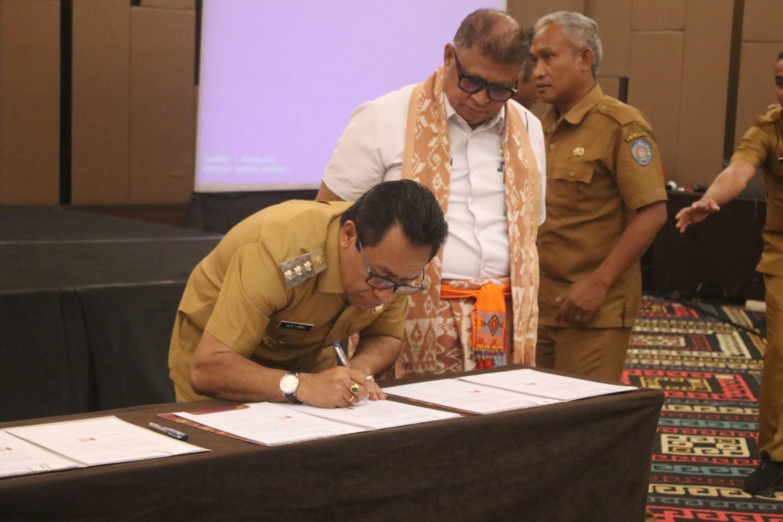 kerja sama 2 PJ Bupati Kupang Alexon Lumna menandatangani kerjasama dengan pemerintah Provinsi Nusa Tenggara Timur dalam bidang perpajakan, meliputi Perjanjian Kerjasama untuk Pajak Kendaraan Bermotor, Bea Balik Nama Kendaraan Bermotor dan Mineral Bukan Logam dan Batuan.