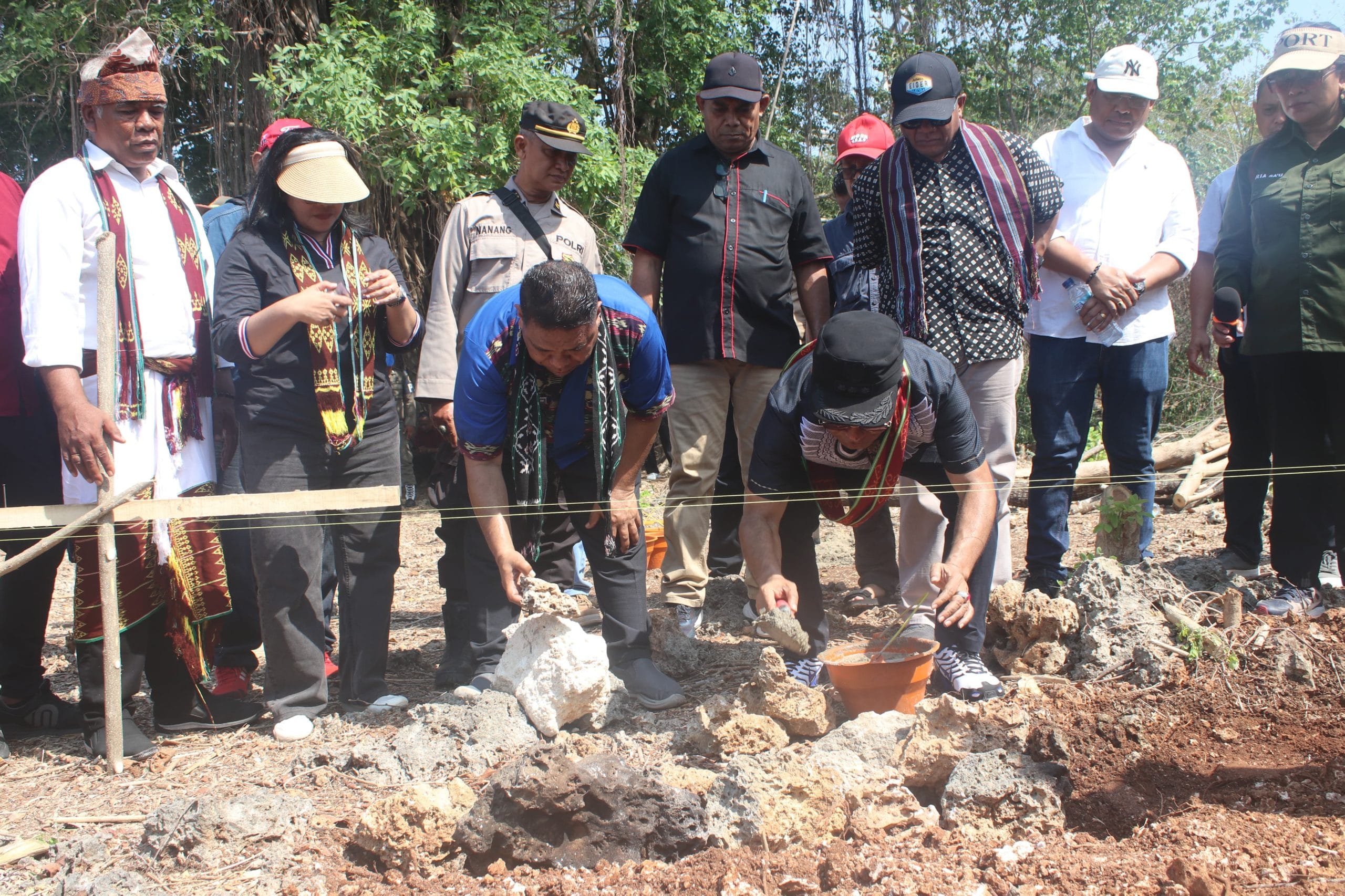 Penjabat Bupati Kupang, Alexon Lumba secara resmi melakukan peletakan batu pertama pembangunan gedung kantor unit PDAM Kabupaten Kupang di Desa Uitao, Kecamatan Semau