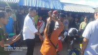 spk oesao Cagub NTT Simon Petrus Kamlasi saat dicegat warga di Pasar Oesao.