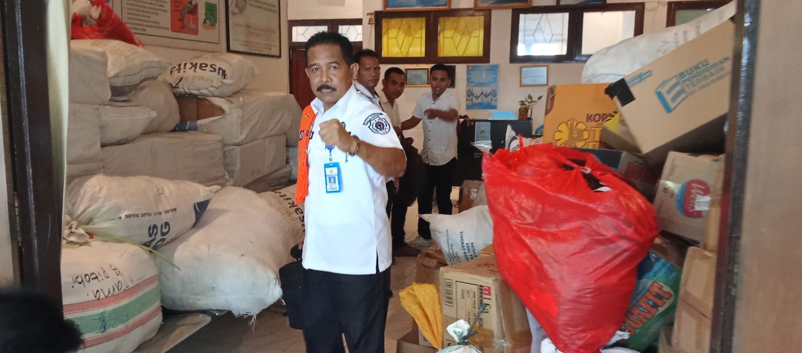 bantuan sosial Sekretaris Dinas Pendidikan Kota Kupang Drs Ambo saat menunjukan tumpukan bantuan yang siap disalurkan