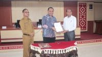 in 1 Kepala Dinas Pendidikan dan Kebudayaan Provinsi NTT, Ambrosius Kodo (kiri) menyaksikan penandatanganan kerjadama dilakukan Provincial Manager INOVASI NTT, Hironimus Sugi (tengah) dengan Dekan FKIP Universitas Nusa Cendana Kupang, Prof Dr. Malkisedek Taneo(kanan).