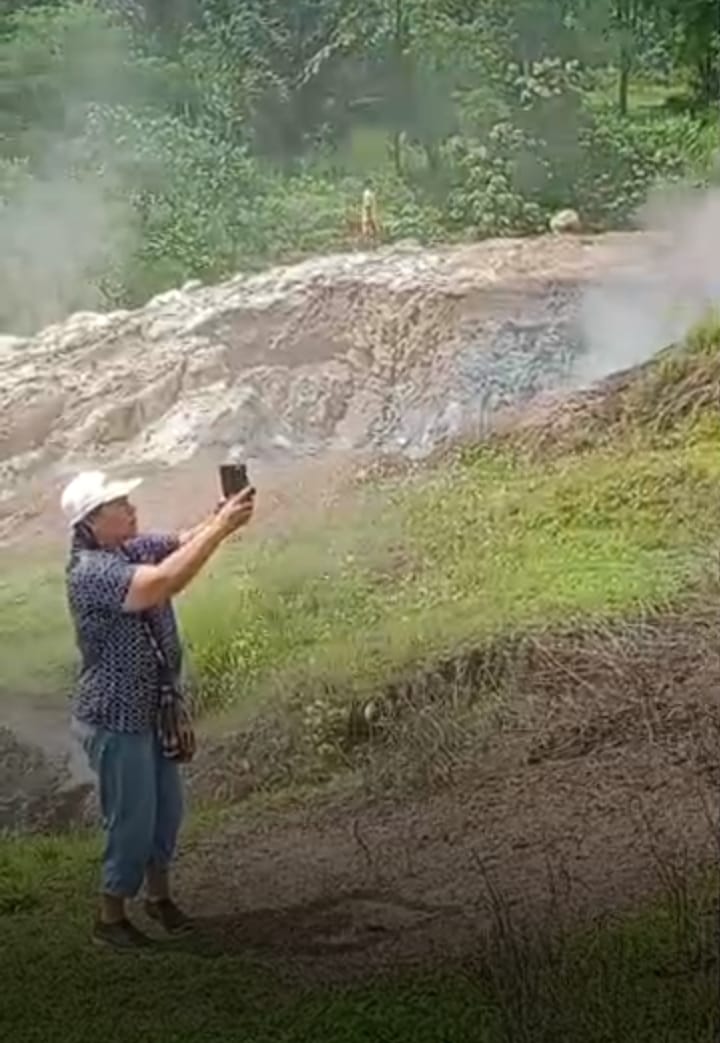 Kepala Desa Wogo ibu Ida pada Senin (16/12) telah memantau kondisi lokasi semburan lumpur panas di Des Wogo, Kecamatan Golewa. HO/Tata Imin