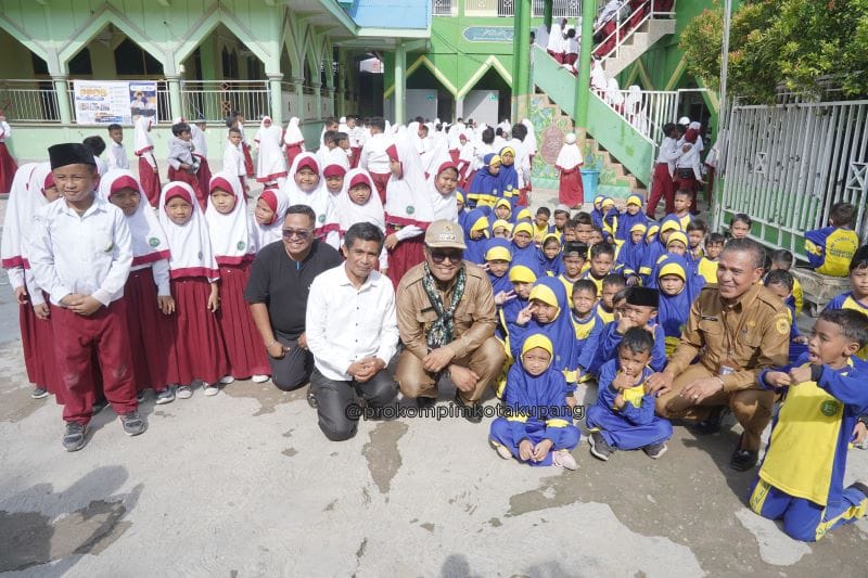 nurul 1 Penjabat Wali Kota Kupang, Linus Lusi, S.Pd., M.Pd melakukan kunjungan ke Madrasah Ibtidaiyah (MI) Nurul Huda, Naikoten I, Senin (2/12)