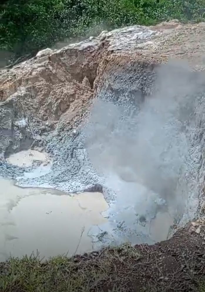 panas bumi Semburan lumpur panas bumi muncul di Wae Dasah Desa Wogo, Kecamatan Golewa Kabupaten Ngada, Provinsi Nusa Tenggara Timur.