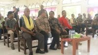 KETERANGAN FOTO- Penjabat Bupati Kupang, Alexon Lumba bersama Bupati Kupang terpilih Yosep Lede dalam kegiatan pengresmian gedung Gereja GMIT Lidamanu Batubao, Klasis Kupang Barat, di Desa Tesabela, Kecamatan Kupang Barat, Sabtu. FOTO Prokopim Setda Kabupaten Kupang.