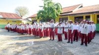 sd lagi 1 Pj Wali Kota Kupang Linus Lusi memberikan edukasi keuangan kepada para anak-anak PAUD Raudhatul Athfal Al-Fitrah dan SD/Madrasah Ibtidaiyah Al-Fitrah Kota Kupang, Provinsi Nusa Tenggara Timur tentang pentingnya menabung dilakukan sejk dini.