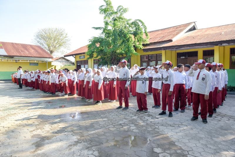 sd lagi 1 Pj Wali Kota Kupang Linus Lusi memberikan edukasi keuangan kepada para anak-anak PAUD Raudhatul Athfal Al-Fitrah dan SD/Madrasah Ibtidaiyah Al-Fitrah Kota Kupang, Provinsi Nusa Tenggara Timur tentang pentingnya menabung dilakukan sejk dini.