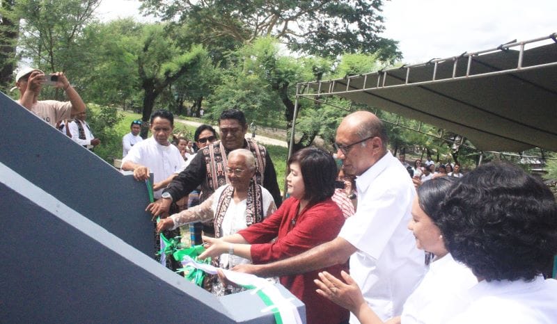 tragedi 1 Pelaksana Tugas Sekretaris Daerah (Plt.Sekda) Kabupaten Kupang, Marthen Rahakbauw pada Sabtu (7/12) saat pengresmin tuggu tragedi 65 Oesao, Sabtu. Foto Prokopim Setda Kabupaten Kupang
