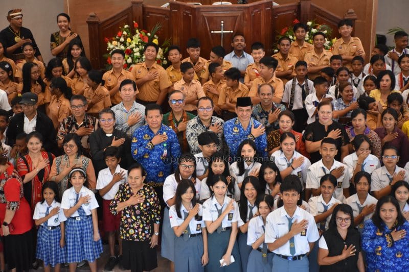 NATAL Asisten Perekonomian dan Pembangunan Sekda Kota Kupang, Ignasius Repelita Lega mewakili Penjabat Wali Kota Kupang, pada Peringatan Hari Sekolah Kristen Indonesia (HSKI) yang ke-2, di Gereja GMIT Kota Baru, Jumat (17/01).