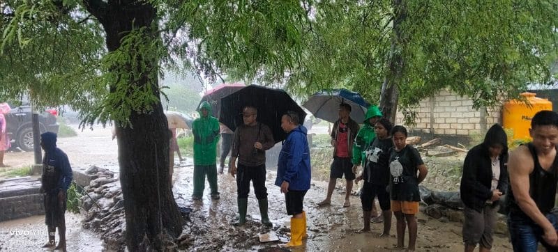 ben kota Keterangan Foto: Penjabat Wali Kota Kupang, Linus Lusi didampingi Kabid Kedaruratan dan Logistik BPBD Kota Kupang Riko Ahmad Umar, serta Lurah Penfui, Fransisko Dugis, meninjau langsung rumah warga yang terdampak banjir di Kelurahan Penfui, Kecamatan Maulafa, pada Senin (27/01). Foto Prokopim Setda Kota Kupang.