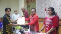 dipa 1 KETERANGAN FOTO : PJ Bupati Kupang Alexon Lumba saat penyerahan Dokumen Pelaksanaan Anggaran Tahun Anggaran 2025 secara simbolis kepada para Pimpinan/ Pengguna Anggaran di Lingkup Pemerintahan Kabupaten Kupang di Kantor Bupati Kupang di Oelamasi, Jumat (10/1/2025). FOTO/HO-Prokopim Setda Kabupaten Kupang.