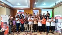 KETERANGN FOTO/MEDIASI NTT.COM/HO WVI- Para peserta dengan para fasilitator, Manager Program WVI Zona NTT, dan Kabid PKLK Dinas Pendidikan Provinsi NTT pada kegiatan “Lokakarya Pembuatan Alat Permainan Edukatif Inklusif Disabilitas.