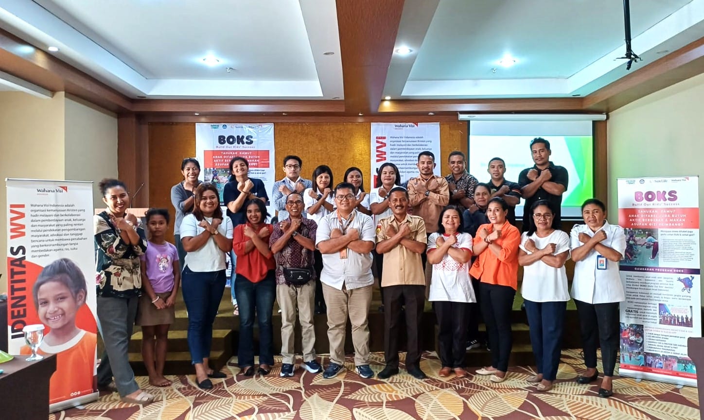 disa KETERANGN FOTO/MEDIASI NTT.COM/HO WVI- Para peserta dengan para fasilitator, Manager Program WVI Zona NTT, dan Kabid PKLK Dinas Pendidikan Provinsi NTT pada kegiatan “Lokakarya Pembuatan Alat Permainan Edukatif Inklusif Disabilitas.