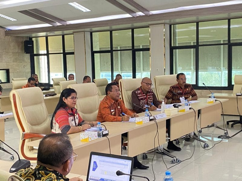 eval Keterangan Foto: Pj. Bupati Kupang Alexon Lumba telah menyampaikan laporan evaluasi kinerja triwulan III tahun 2025 di Inspektorat Jenderal Kementerian Dalam Negeri RI di Jakarta, Kamis (16/1-2025). Foto/MEDIASI NTT.COM/HO- Prokopim Setda Kabupaten Kupang.