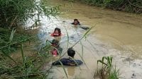 sar KETERANGAN FOTO :Tim SAR Gabungan ketika melakukan operasi pencarian terhadap Aulia Dacosta Motenru (53) warga Desa Fatuba’a yang hilang terseret arus banjir di sungai Manumutin, Kabupaten Belu. Foto/Humas Basarnas Kupang.