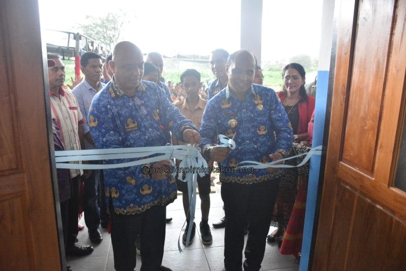 sekol Keterangan foto: Penjabat (Pj) Wali Kota Kupang, Linus Lusi (kanan), meresmikan gedung baru UPTD SMP Negeri 21 Kota Kupang yang berlokasi di Kelurahan Tuak Daun Merah, Kecamatan Oebobo, pada Jumat (17/1). FOTO/MEDIASINTT.COM/HO-Prokopim Setda Kota Kupang.