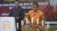 yos 2 KETERANGAN FOTO: Bupati Kupang terpilih Yosef Lede saat menyalakan lilin dalam perayaan Natal Bersama ASN, Tim penggerak PKK dan Dharma Wanita Persatuan di Oelemasi ibu Kota Kabupaten Kupang, Jumat (10/1/2025). Foto/HO- Prokopim Setda Kabupaten Kupang.