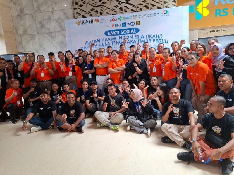 Ikatan Hakim Indonesia (IKAHI) daerah Nusa Tenggara Timur (NTT), menggelar bhakti sosial sebagai wujud kepedulian terhadap masyarakat yang menderita katarak dan hernia.