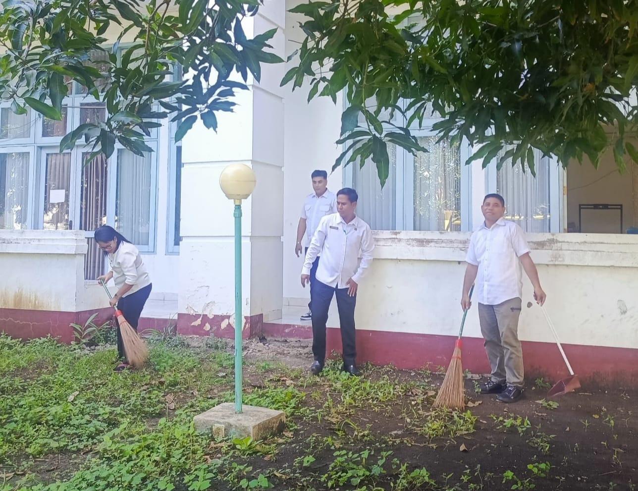 Para ASN lingkup pemerintah Kabupaten Kupang melakukan kerja bakti dalam rangka menyambut bupati dan wakil bupati baru pada Maret 2025.