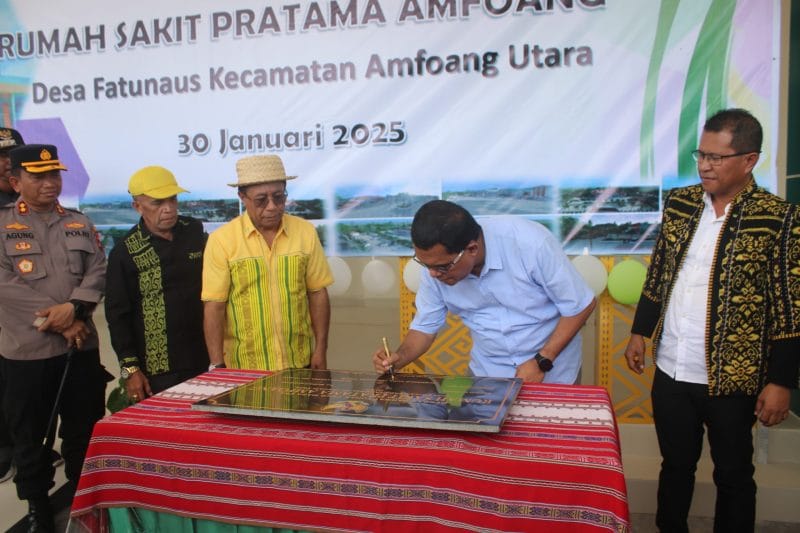 resmi ru Keterangan Foto : Gubernur NTT periode 2025-2030 Melki Laka Lena (kedua dari kanan) menandatangani prasasti pengresmian Rumah Sakit Pratama Amfoang, Kabupaten Kupang, Kamis. Foto/ Prokopim Setda Kabupaten Kupang.