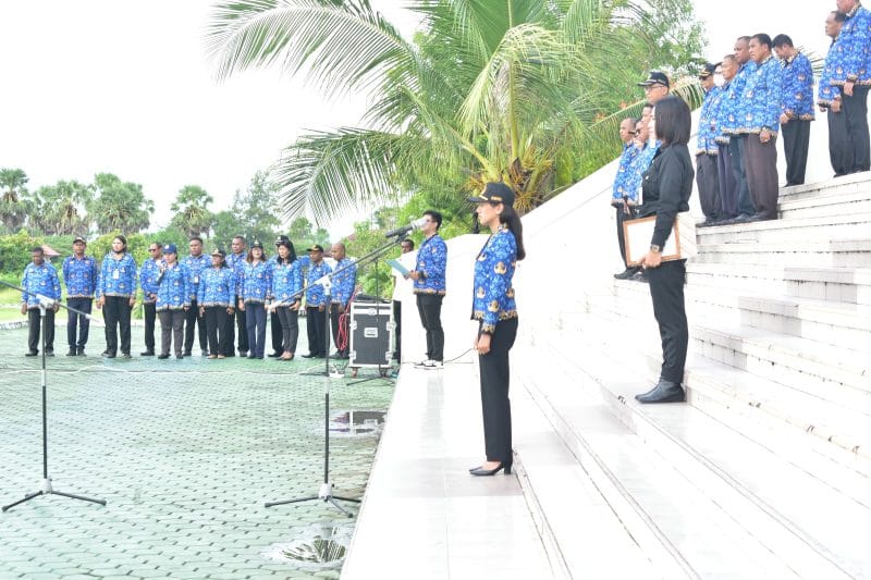 apel Wakil Bupati Kupang Aurum Titu Eki , saat memimpin Apel Kesadaran Korpri Lingkup Pemerintah Kabupaten Kupang, di halaman Kantor Bupati Kupang, Oelamasi, Senin (17/3). Foto Prokopim Setda Kabupaten Kupang.