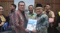 pendik Bupati Kupang Yosef Lede (kiri) menyerahkan proposal bantuan bidang pendidikan kepada Menteri Pendidikan Dasar dan Menengah Abdul Mu’ti (kanan). Foto Prokopim Setda Kabupaten Kupang.