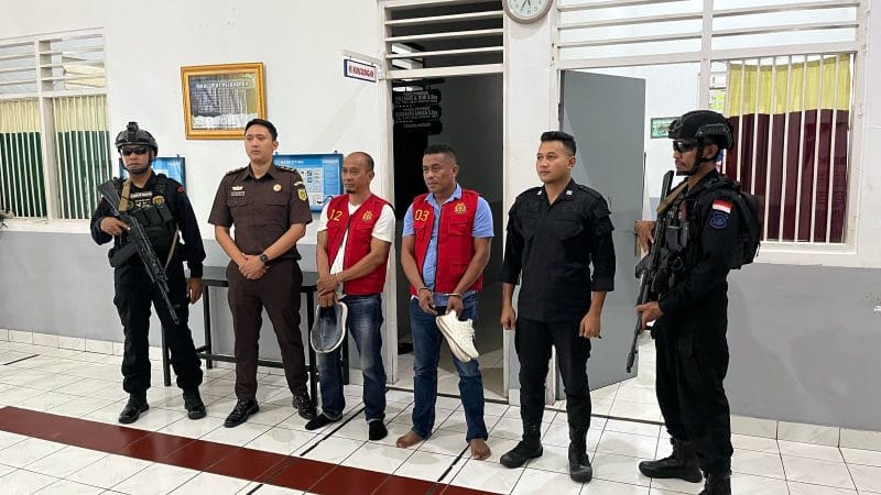 tahan ende Tim penyidik Kejaksaan melakukan penahanan terhadap tersangka Yohannes Kaki (YK) dan Cyprianus Lenggoyo (CL).