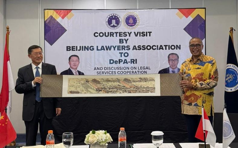 depari Ketua Umum DePA-RI, Dr. TM Luthfi Yazid, S.H., LL.M. (kanan) menerima cinderamata dari Presiden Beijing Lawyers Association ( BLA), Liu Yanling (kiri) di Jakarta, Rabu 9 April 2025 (Foto: Humas DePA-RI).