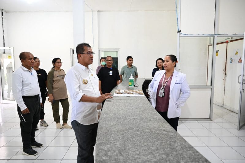 Bupati Kupang, Yosef Lede saat melakukan kunjungan di berbagai Perangkat Daerah untuk melihat Perangkat Daerah, sistem kerja dan kinerja dalam memberikan pelayanan publik terbaik bagi masyarakat, Jumat (12/4-2025). Foto Prokopim Setda Kabupaten Kupang.