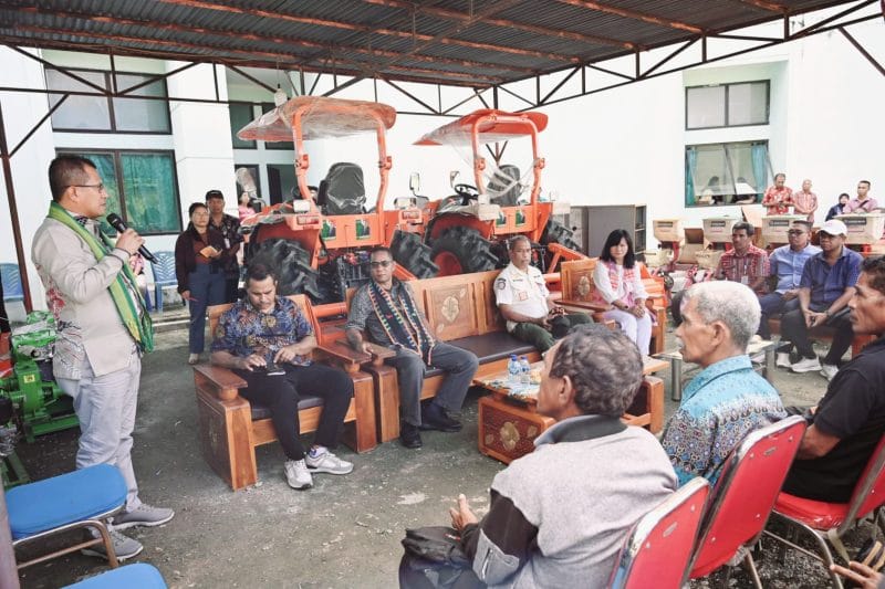 alsintan Pemerintah Pusat melalui Kementerian Pertanian memberikan bantuan 65 alat mesin pertanian (alsintan) terdiri dari 15 unit handtraktor dan 50 unit pompa air guna mendung swasembada pangan di Kabupaten Kupang, Provinsi Nusa Tenggara Timur. Bantuan alat pertanian itu langsung didistribusikan oleh Bupati Kupang Yosef Lede kepada para petani di Kabupaten Kupang, Kamis.