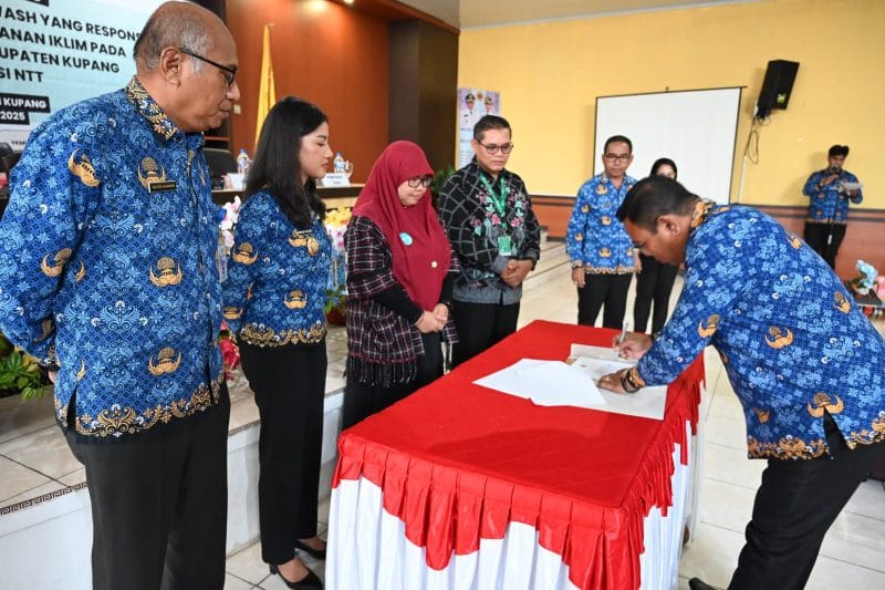 arum KETERANGAN FOTO: Wakil Bupati Kupang, Aurum Titu Eki ketika membuka acara Kick Off Meeting Program Wash Fit, di aula Kantor Bupati Kupang, Oelamasi, Selasa (20/5). Foto Prokopim Setda Kabupaten Kupang.