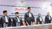 depa1 Ketua Umum Dewan Pergerakan Advokat Republik Indonesia (DePA-RI) Dr. TM Luthfi Yazid, S.H., LL.M (tengah) melantik para advokat baru DePA-RI di Banjarmasin Kalimantan Selatan pada 29 April 2025 (Foto: Humas DePA-RI).