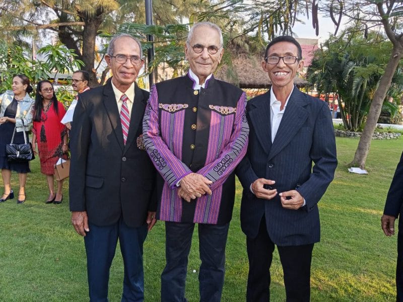 herin 1 Jakob J Herin (kiri), Mantan Wartawan Suara Timor Timur dan penulis The UN is Responsible for Human Rights Abuses in East Timor An Insider Story 2018) bersama Perdana Menteri Timor Leste, Ramos Horta.