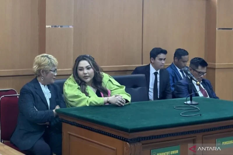 lisa ba Selebgram Lisa Mariana (kedua kiri) menghadiri sidang perdana atas gugatan perdata terhadap mantan Gubernur Jawa Barat Ridwan Kamil atau RK di Pengadilan Negeri (PN) Bandung, Kota Bandung, Rabu (28/5/2025).