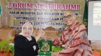 me1 Ketua Umum DePA-RI, Dr. TM Luthfi Yazid, SH, LLM (kanan) menerima cindera mata dari Ketua Pengadilan Tinggi Palangka Raya, Dr. Hj. Diah Sulastri Dewi, SH, MH (kiri) usai FGD terkait Mediasi dalam Penyelesaian Perkara di Aula Pengadilan Tinggi Palangka Raya pada 16 April 2025 (Foto: Humas DePA-RI)