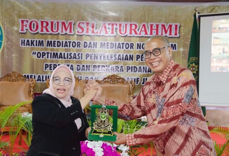 me1 Ketua Umum DePA-RI, Dr. TM Luthfi Yazid, SH, LLM (kanan) menerima cindera mata dari Ketua Pengadilan Tinggi Palangka Raya, Dr. Hj. Diah Sulastri Dewi, SH, MH (kiri) usai FGD terkait Mediasi dalam Penyelesaian Perkara di Aula Pengadilan Tinggi Palangka Raya pada 16 April 2025 (Foto: Humas DePA-RI)