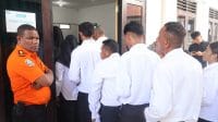 sa1 Sementara itu, Kepala Kantor Pencarian dan Pertolongan Kelas A Mexianus Bekabel, S.Sos.,M.M (kiri) memantau Seleksi Kompetensi berbasis Computer Assisted Test (CAT) bagi Pegawai Pemerintah dengan Perjanjian Kerja (PPPK) Pertolongan Periode II Badan Nasional Pencarian Dan Pertolongan Tahun 2024. Foto Humas Basarnas Kupang